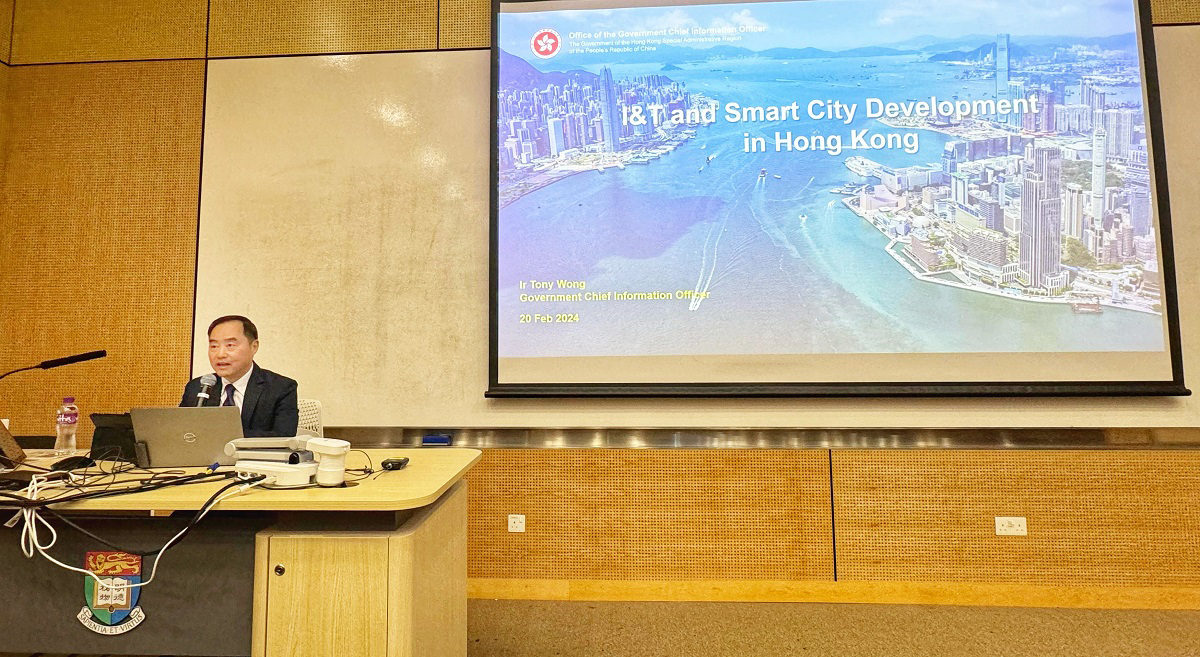 Ir Tony Wong, Government Chief Information Officer, delivered a guest lecture on “I&T and Smart City Development in Hong Kong” to the students of the University of Hong Kong.