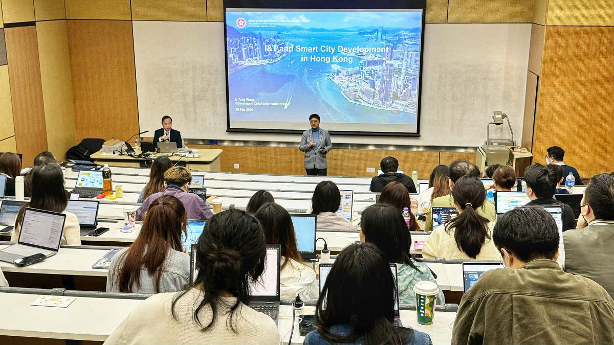Ir Tony Wong, Government Chief Information Officer, responded to questions from the students during the guest lecture.