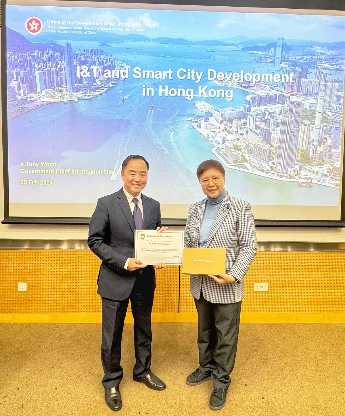 Ir Tony Wong, Government Chief Information Officer (left), received the certificate of appreciation from Dr Winnie Tang, Honorary Professor, Department of Computer Science, University of Hong Kong (right).