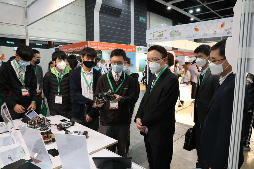 长沙湾天主教英文中学展示他们的「相扑机械人」，作品获得RoboFest Hong Kong 2021 BottleSumo机械人相朴比赛 - 高级U组亚军。