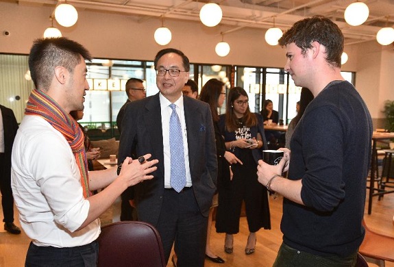 创新及科技局局长杨伟雄（中）今日（一月十三日）下午在WeWork参观期间，与初创企业代表倾谈。