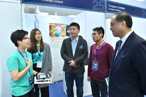 创新及科技局局长杨伟雄（右一）今日（三月十一日）出席香港电脑学会IT职业博览2017，并参观香港城市大学应用程式的摊位。