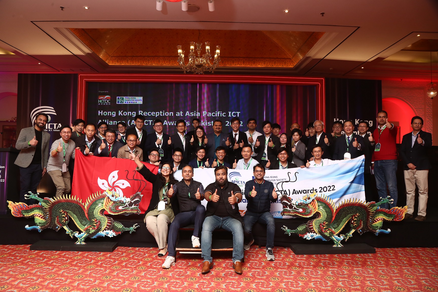 香港代表团于2022年12月10日，由香港贸易发展局及香港电脑学会主办的香港之夜合照留影