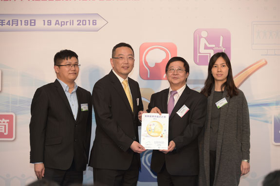 Chairperson of Equal Opportunities Commission, Prof Alfred Chan, presents the “Easiest-to-use Mobile App” award to Mr Andy Bien, Chief Information Officer, Ms Inez Ko, Assistant Manager (Passenger Systems & Process Improvement) and Mr Frederick Lai, Assistant Manager (IT Systems Engineering) of the Airport Authority Hong Kong