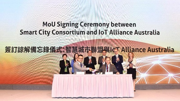 The Secretary for Innovation and Technology, Mr Nicholas W Yang (back row, third left); the Government Chief Information Officer, Mr Allen Yeung (back row, third right); and Legislative Council Member Dr Elizabeth Quat (back row, second left) witness the signing of a memorandum of understanding on smart city development between the Smart City Consortium and the IoT Alliance Australia at the Internet Economy Summit 2017 Thematic Forum "Smart City for Better Living" today (April 11).