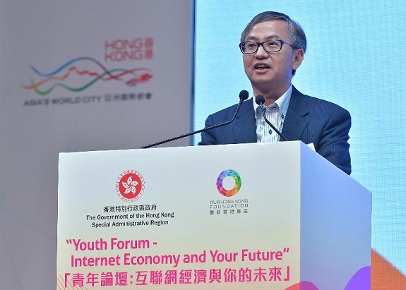 创新及科技局副局长钟伟强博士今晚（四月十二日）在互联网经济峰会「青年论坛：互联网经济与你的未来」上致开幕辞。
