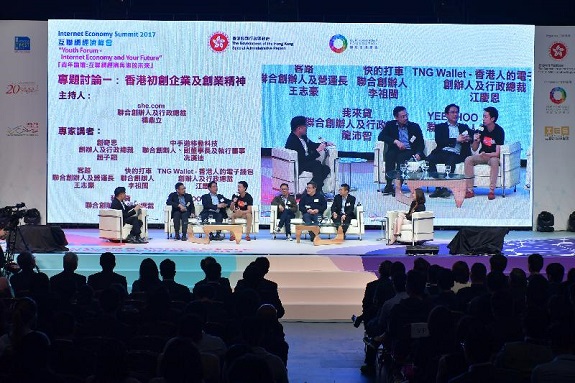 At the Internet Economy Summit 2017 "Youth Forum – Internet Economy and Your Future" tonight (April 12), seven start-up entrepreneurs grew up and started their businesses in Hong Kong share with university and secondary students their successful founding tales. They are (from second left) the Founder and Chief Executive Officer of cherrypicks, Mr Jason Chiu; the Co-founder, Vice Chairman and Executive Director of CMGE Group Limited, Mr Hendrick Sin; the Co-founder and Chief Operating Officer of Klook, Mr Eric Gnock Fah; the Co-founder of Kuaidi Dache, Mr Joe Lee; the Founder and Chief Executive Officer of TNG Wallet, Mr Alex Kong; the Co-founder and Chief Executive Officer of WeLab, Mr Simon Loong; and the Co-founder of YEECHOO, Miss Shan Shan.