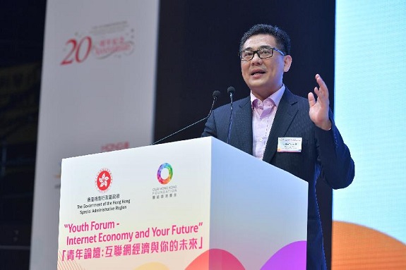 The Government Chief Information Officer, Mr Allen Yeung, delivers the closing remarks at the Internet Economy Summit 2017 "Youth Forum – Internet Economy and Your Future" tonight (April 12).