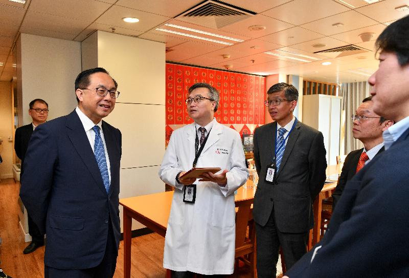 The Secretary for Innovation and Technology, Mr Nicholas W Yang (second left), receives a briefing on the In-Patient Medication Order Entry System at Tuen Mun Hospital today (December 18). The Cluster Chief Executive (New Territories West) of the Hospital Authority, Dr Simon Tang (third right), accompanied Mr Yang on his visit.