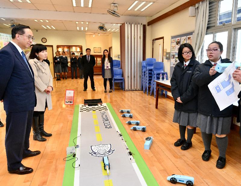 The Secretary for Innovation and Technology, Mr Nicholas W Yang (first left), watches students of Yan Chai Hospital No.2 Secondary School demonstrate a rocket car powered by air pressure during a school visit. Looking on is the District Officer (Tuen Mun), Ms Aubrey Fung (second left).