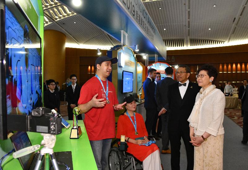 The Chief Executive, Mrs Carrie Lam, attended the Hong Kong ICT Awards 2019 Awards Presentation Ceremony this evening (April 4). Photo shows Mrs Lam (first right) touring the exhibition.