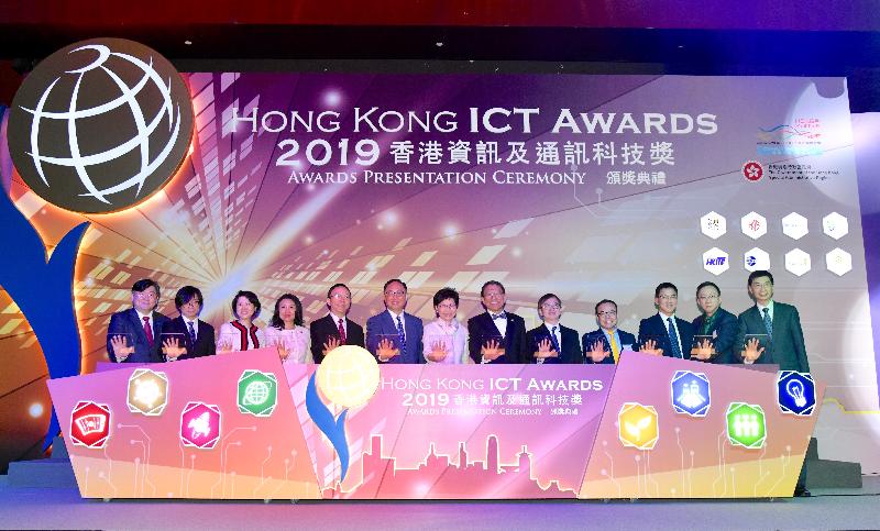 The Chief Executive, Mrs Carrie Lam, attended the Hong Kong ICT Awards 2019 Awards Presentation Ceremony this evening (April 4). Photo shows Mrs Lam (centre); the Secretary for Innovation and Technology, Mr Nicholas W Yang (sixth left); the Under Secretary for Innovation and Technology, Dr David Chung (fifth right); the Government Chief Information Officer, Mr Victor Lam (fifth left); the Chairman of the Hong Kong ICT Awards 2019 Grand Judging Panel, Professor Rocky Tuan (sixth right); and other guests at the ceremony.