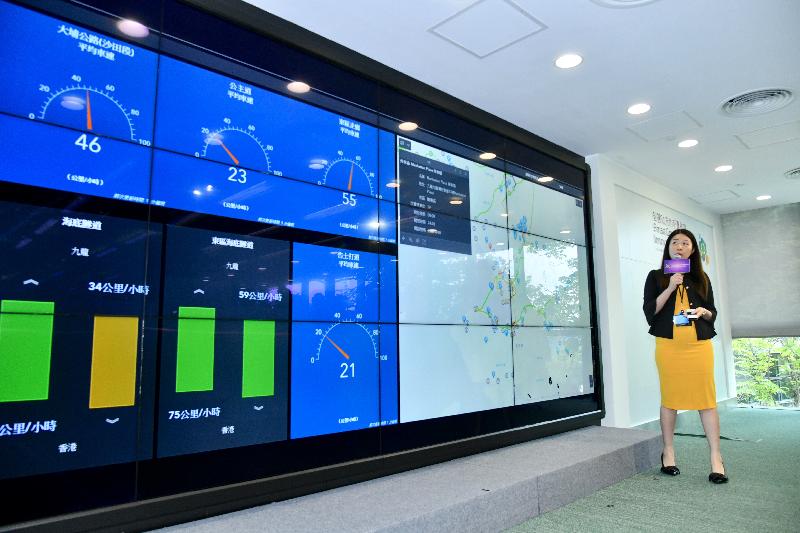 The city dashboard, which will be introduced by the end of 2019, is among the technologies being showcased at the Smart Government Innovation Lab. The city dashboard presents livelihood-related open data from data.gov.hk on interactive charts and geoinfo maps for easy browsing by the general public.