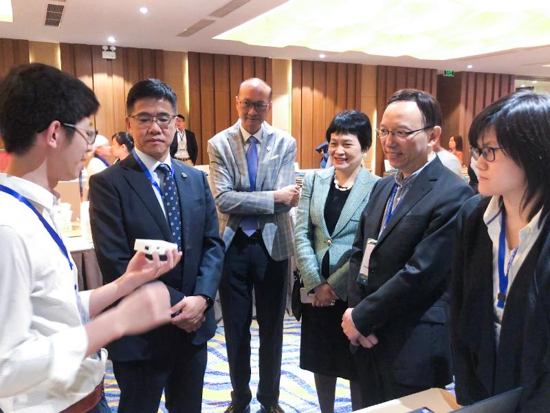 The Government Chief Information Officer, Mr Victor Lam (second right), listens to an introduction of innovation by a Hong Kong representative at the Hong Kong Reception of the 19th Asia Pacific Information and Communications Technology Alliance Awards held in Ha Long, Vietnam, on November 21.
