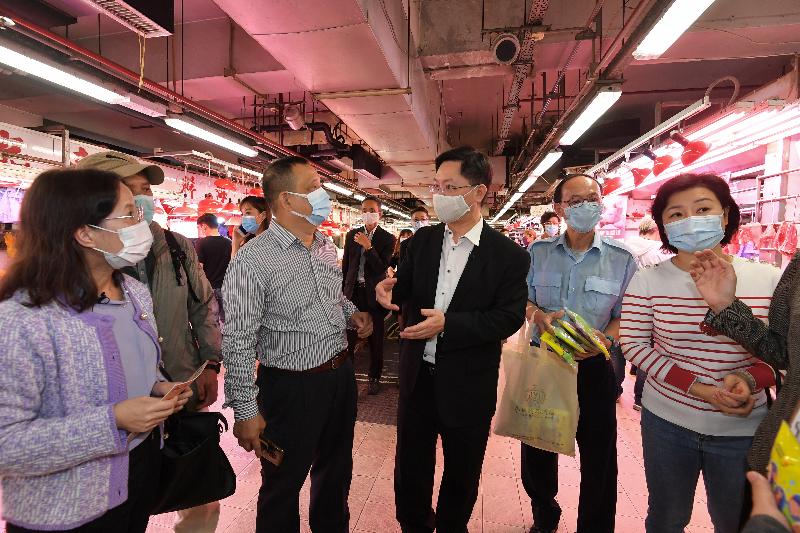 The Secretary for Innovation and Technology, Mr Alfred Sit (third right), today (November 18) visited the To Kwa Wan Market to learn more about the implementation of the "LeaveHomeSafe" mobile app and exchange views with representatives of trade associations on the implementation of anti-epidemic measures. Looking on is the Deputy Director of the Food and Environmental Hygiene Department, Miss Diane Wong (first left).