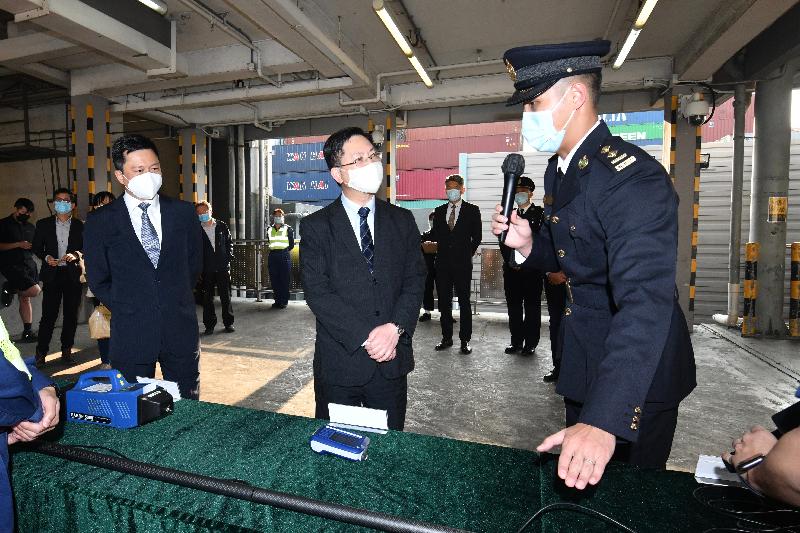 The Secretary for Innovation and Technology, Mr Alfred Sit (centre), today (February 19) received a briefing at the Kwai Chung Customhouse Cargo Examination Compound to learn about how the Customs and Excise Department employs innovation and technology on Smart Customs. Looking on is the Assistant Commissioner of Customs and Excise, Mr Jimmy Tam (left).