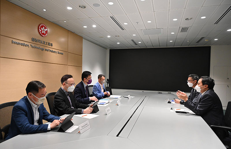 The Secretary for Innovation, Technology and Industry, Professor Sun Dong (third left), meets with the management of the Hong Kong Internet Registration Corporation Limited (HKIRC) today (July 14) and is briefed by the Chairman, Mr Simon Chan (first right), and the Chief Executive Officer, Mr Wilson Wong (second right), on the latest developments of the HKIRC. Looking on are the Government Chief Information Officer, Mr Victor Lam (second left), and the Deputy Government Chief Information Officer, Mr Tony Wong (first left).