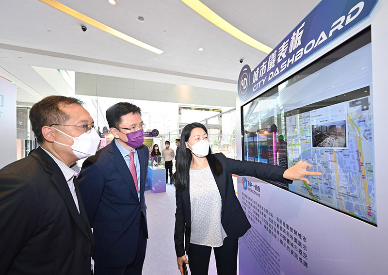 The Secretary for Innovation, Technology and Industry, Professor Sun Dong (centre), today (August 26) visited the Smart City Roving Exhibition launched by the Office of the Government Chief Information Officer at the D·Park, Tsuen Wan, and received a briefing on the real-time interactive charts and maps of the City Dashboard. Looking on is the Acting Deputy Government Chief Information Officer, Mr Kingsley Wong (left).