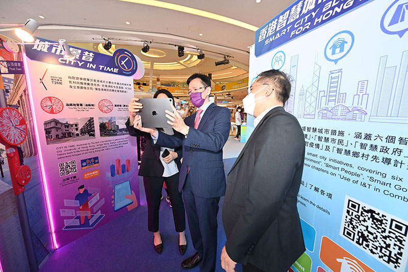 The Secretary for Innovation, Technology and Industry, Professor Sun Dong (centre), today (August 26) visited the Smart City Roving Exhibition launched by the Office of the Government Chief Information Officer at the D·Park, Tsuen Wan, and learned about the "City in Time" mobile app at the experience zone of the exhibition. Looking on is the Acting Deputy Government Chief Information Officer, Mr Kingsley Wong (right).