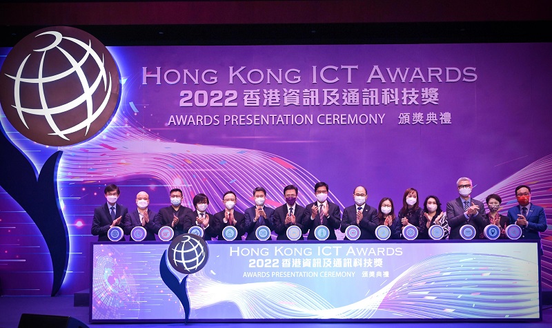 The Acting Financial Secretary, Mr Michael Wong, attended the Hong Kong ICT Awards 2022 Awards Presentation Ceremony this evening (November 16). Photo shows (from fifth left) the Government Chief Information Officer, Mr Victor Lam; the Permanent Secretary for Innovation, Technology and Industry, Mr Eddie Mak; the Secretary for Innovation, Technology and Industry, Professor Sun Dong; Mr Wong; the representative of the Chairman of the Hong Kong ICT Awards 2022 Grand Judging Panel, Professor Wong Wing-tak; the Deputy Director-General of the Department of Youth Affairs of the Liaison Office of the Central People's Government in the Hong Kong Special Administrative Region, Ms Wan Ning; the Under Secretary for Innovation, Technology and Industry, Ms Lillian Cheong, and other guests at the ceremony.