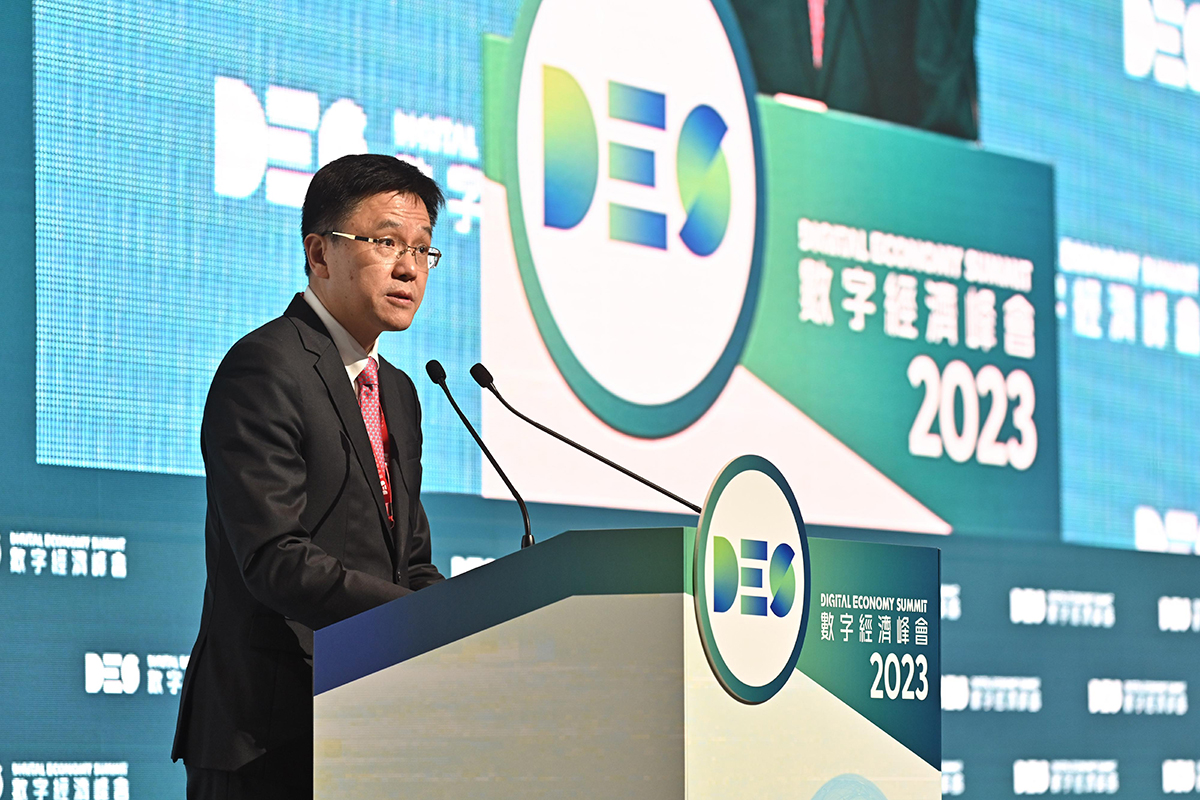 The Secretary for Innovation, Technology and Industry, Professor Sun Dong, delivers the welcome remarks at the Visionary Forum of the Digital Economy Summit 2023 today (April 13).