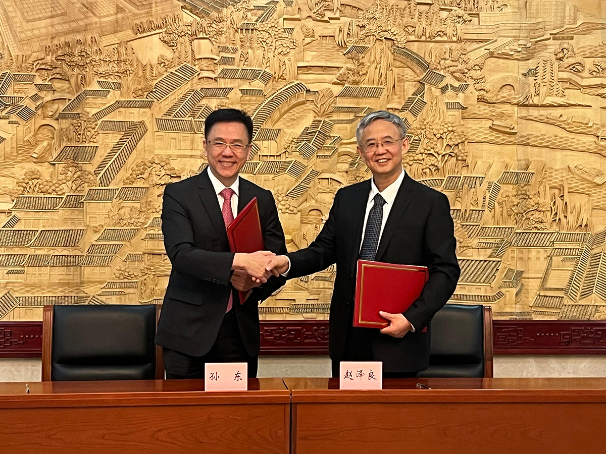 The Secretary for Innovation, Technology and Industry, Professor Sun Dong (left), and Deputy Director of the Cyberspace Administration of China Mr Zhao Zeliang (right), were pictured after the signing of the Memorandum of Understanding on Facilitating Cross-boundary Data Flow Within the Guangdong-Hong Kong-Macao Greater Bay Area in Beijing yesterday (June 29).