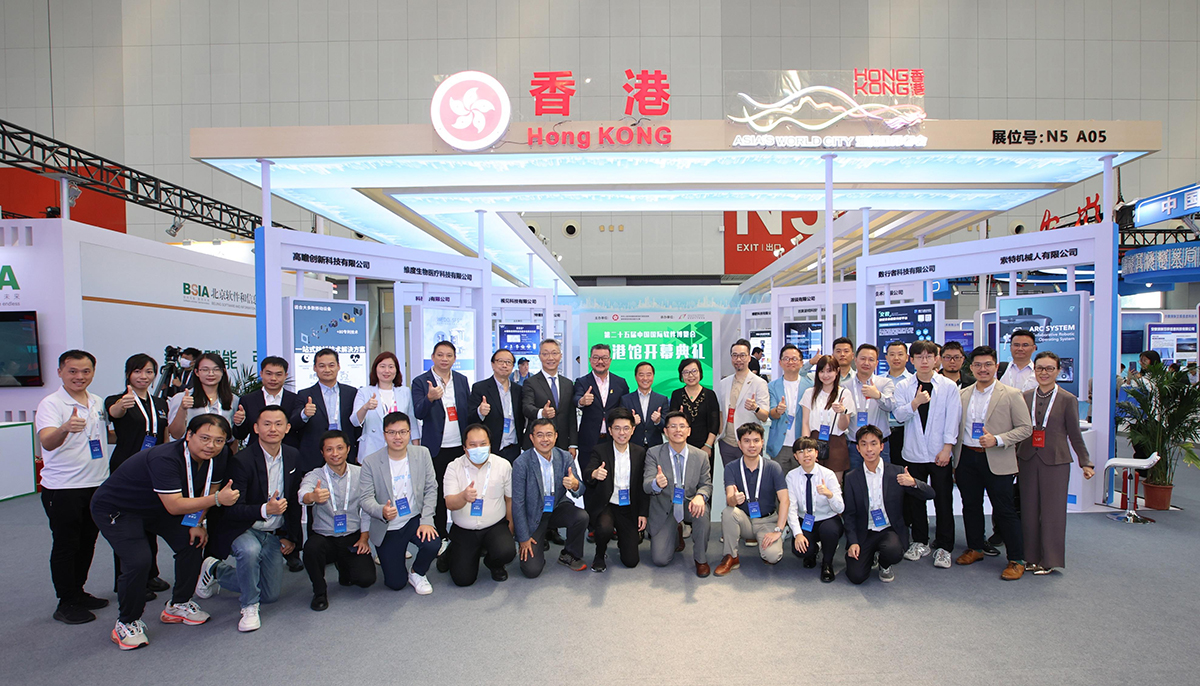 The Government Chief Information Officer, Mr Tony Wong (back row, eleventh left), visits the Hong Kong Pavilion at the 25th China International Software Expo in Tianjin today (August 31) and is pictured with representatives of the Hong Kong Software Industry Association, exhibitors of the Hong Kong Pavilion and other guests.