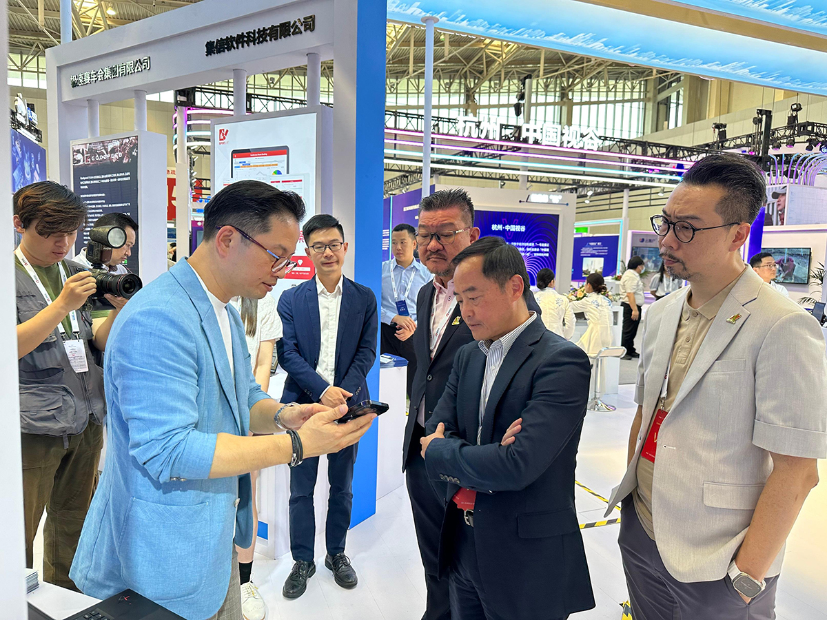 The Government Chief Information Officer, Mr Tony Wong (second right), visits the Hong Kong Pavilion at the 25th China International Software Expo in Tianjin today (August 31) and is briefed by an exhibitor on the outstanding products and technology solutions of Hong Kong's innovation and technology industry.