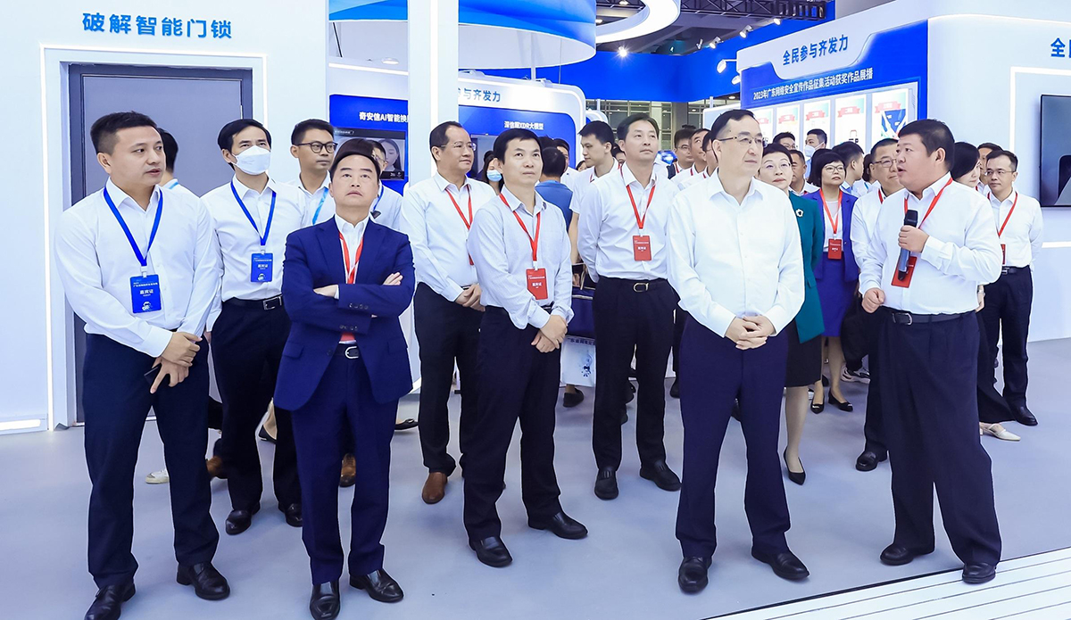 The Government Chief Information Officer, Mr Tony Wong (fourth left), visits an exhibition of the Guangdong Cybersecurity Week today (September 11) to exchange views with the Mainland cybersecurity industry.