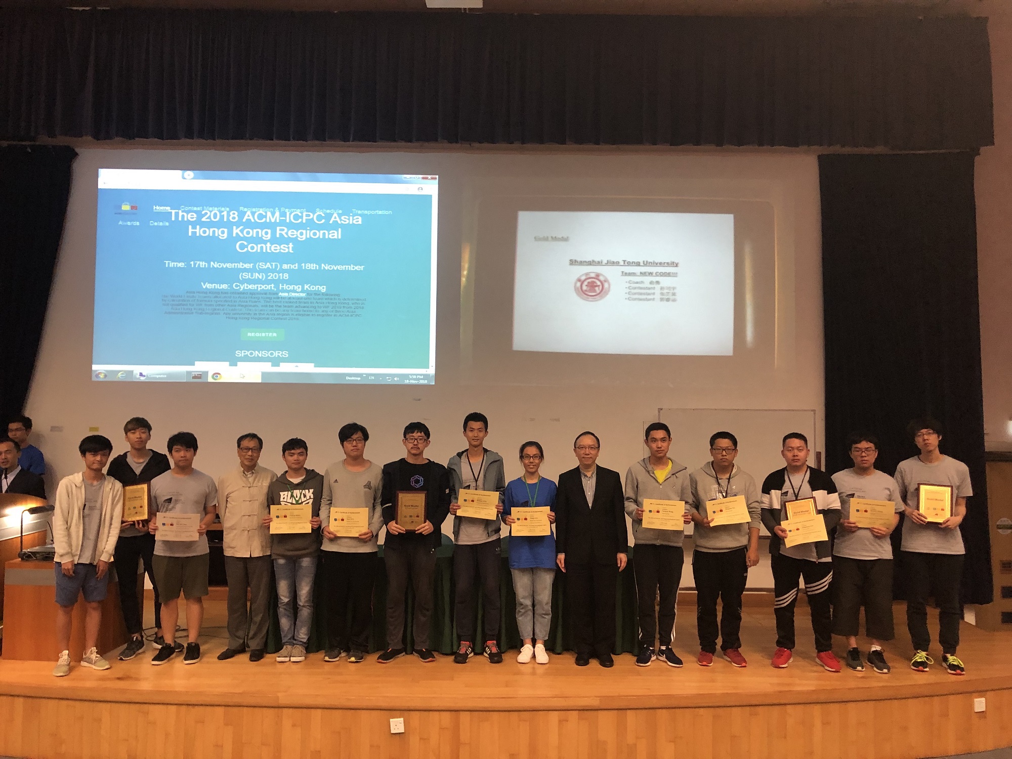 Mr. Victor Lam, Government Chief Information Officer, in group photo with the winning teams of gold medal, at the “Award Presentation Ceremony of 2018 ACM-ICPC Asia Hong Kong Regional Contest”