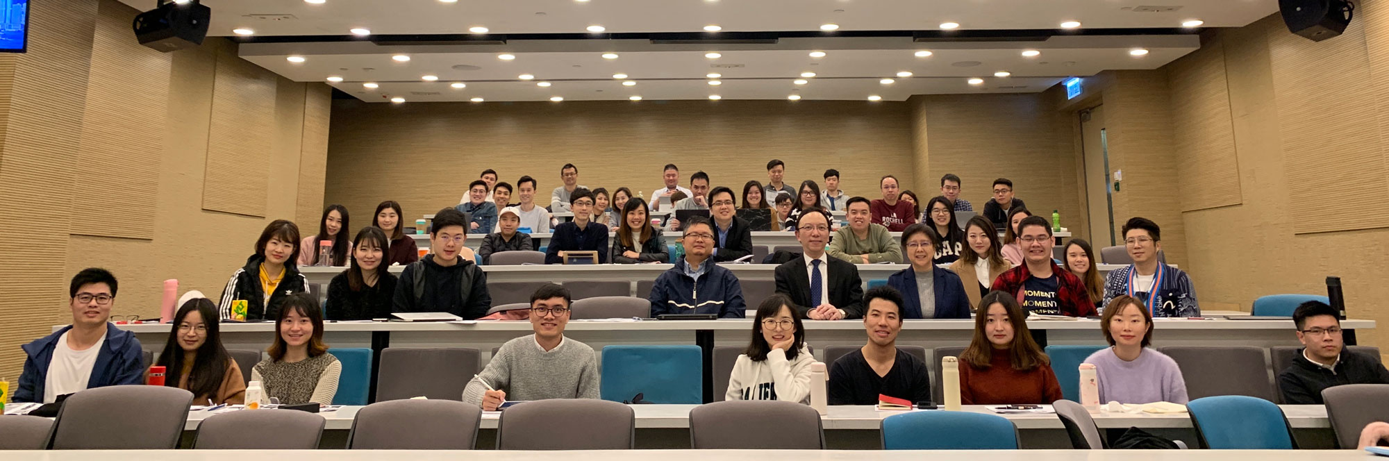Mr. Victor Lam, Government Chief Information Officer at the "HKU's Guest Lecture on Understanding the Concept of Smart City" with Guests and Students.