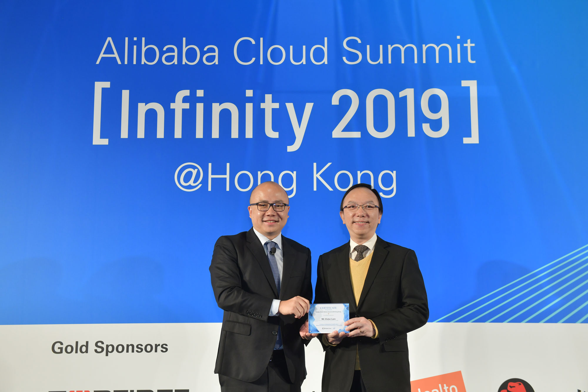 Mr. Victor Lam, Government Chief Information Officer (right), Mr. Leo Liu, General Manager, Hong Kong, Macau & Korea of Alibaba Cloud (left).