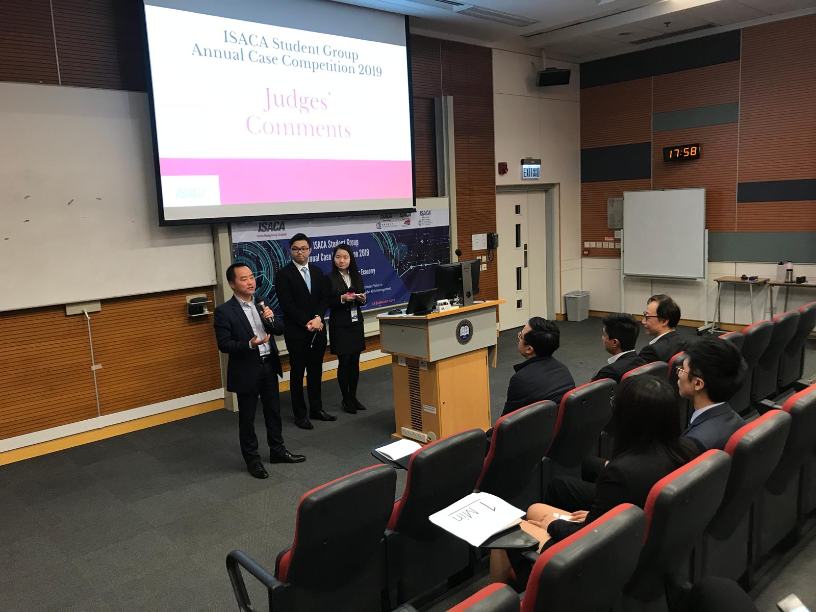 Mr. Tony Wong, Assistant Government Chief Information Officer (Industry Development), gives comments to students at the “ISACA Student Group Annual Case Competition 2019”.