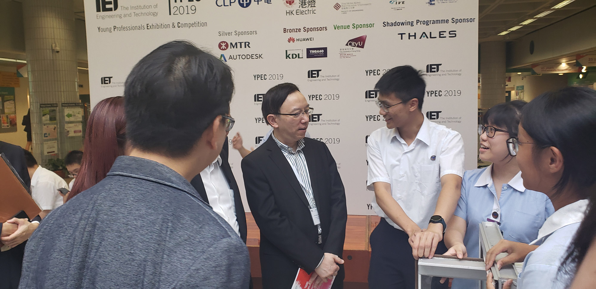 Mr. Victor Lam, Government Chief Information Officer, at the exhibition booths of the "Young Professionals Exhibition & Competition (YPEC) 2019”.