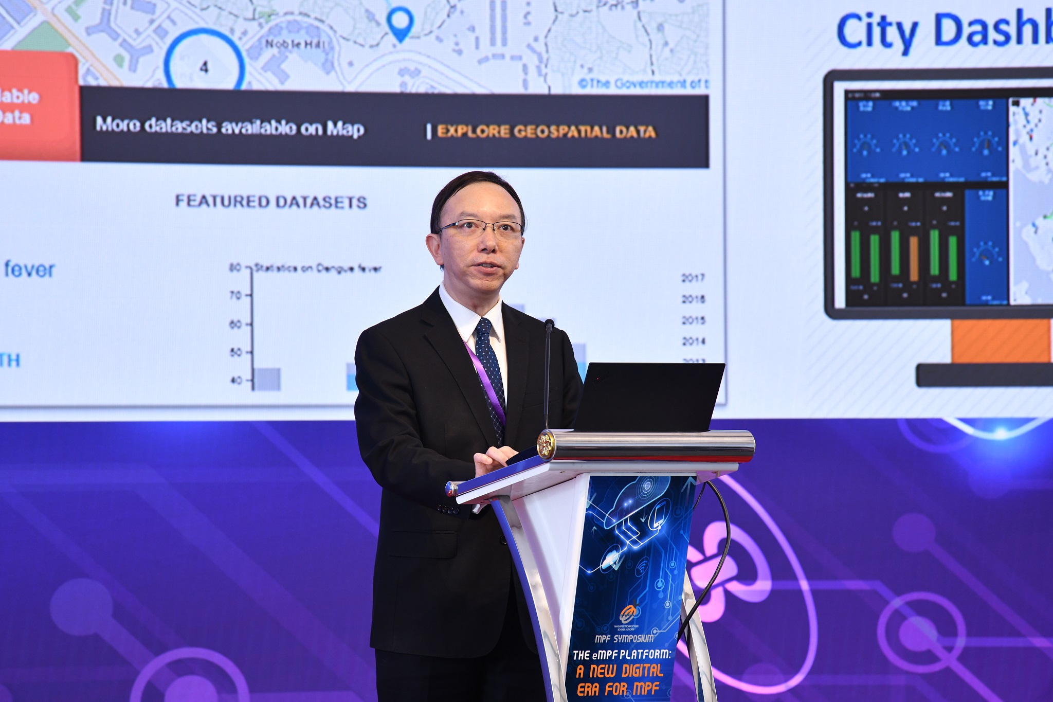 Mr. Victor Lam, Government Chief Information Officer, shares with guests on the topic of “Smart City Development in Hong Kong”.