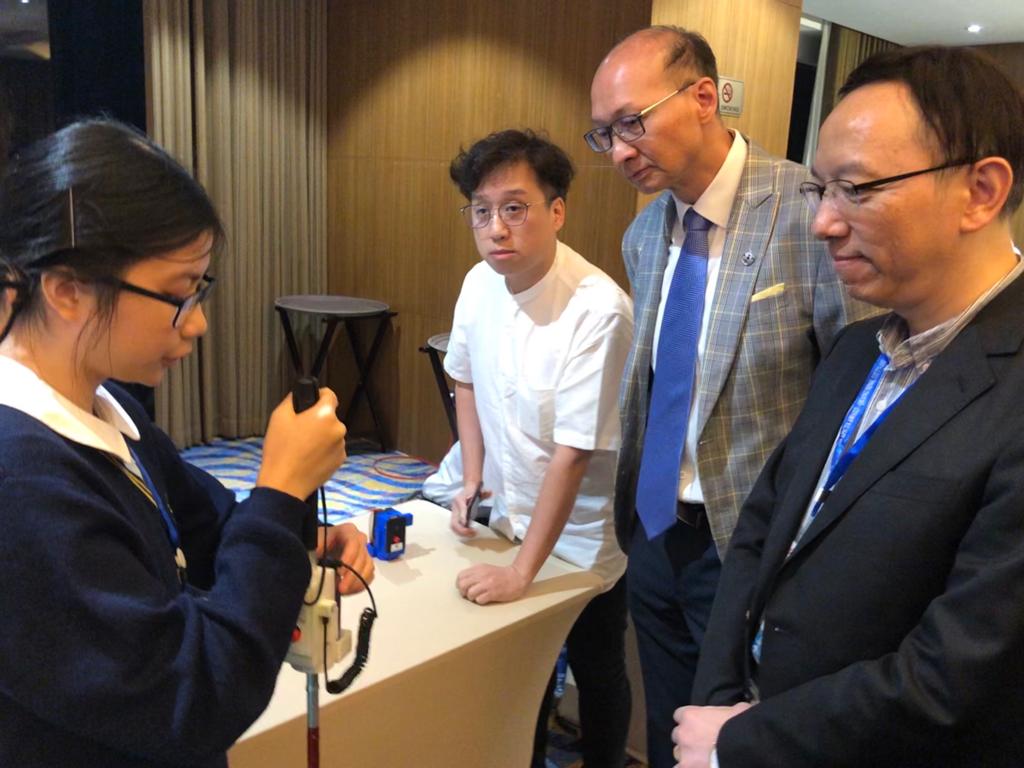 Mr. Victor Lam, Government Chief Information Officer (right), with other guests at the exhibition booth of the "Hong Kong Reception at Asia Pacific ICT Alliance (APICTA) Awards Vietnam 2019”.