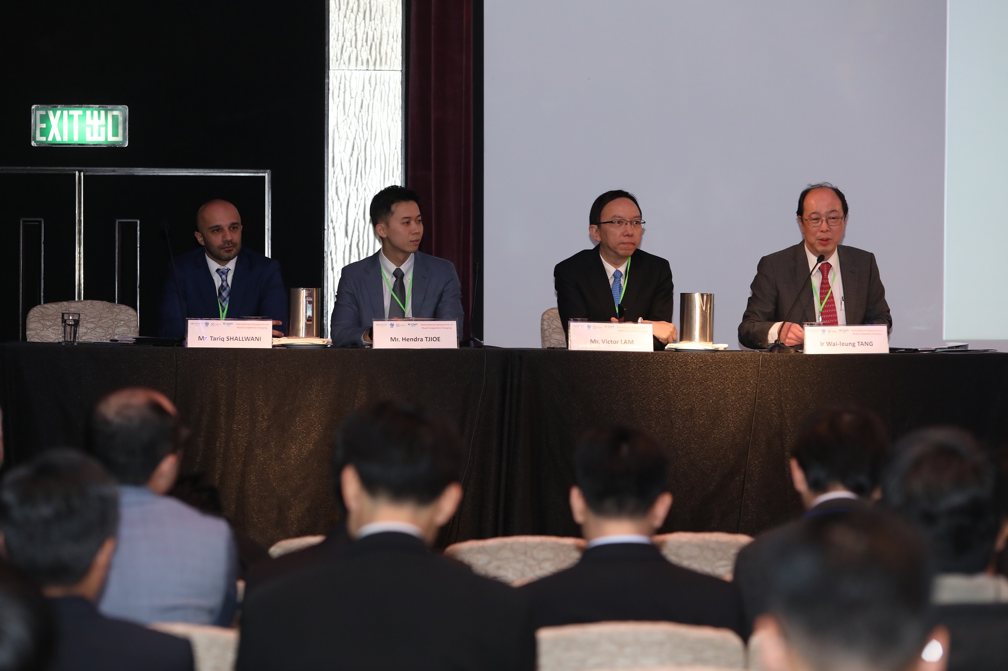 Mr. Victor Lam, Government Chief Information Officer (second right), Ir. Wai-leung Tang, Deputy Commissioner/Planning and Technical Services, Transport Department (first right), and other guests respond to questions from the floor at the “International Symposium on Road Congestion Charging”.