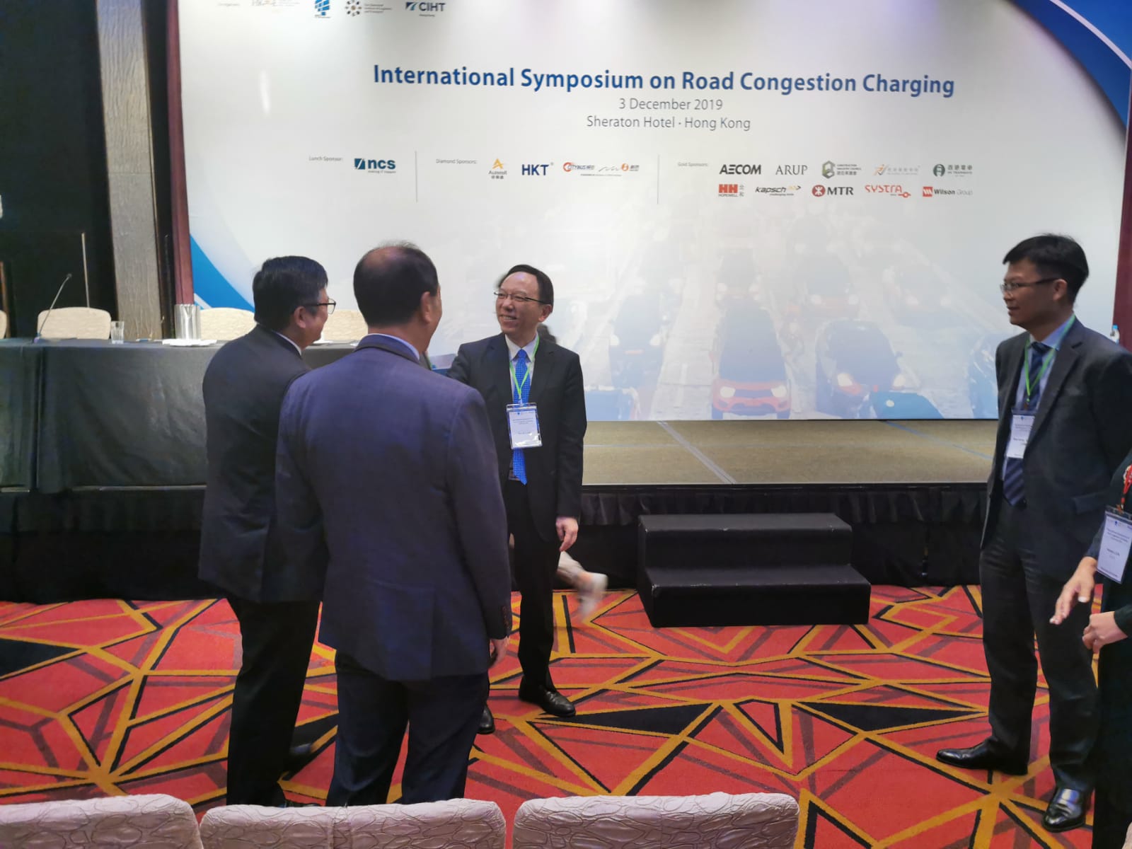 Mr. Victor Lam, Government Chief Information Officer (middle), networks with other guests, at the “International Symposium on Road Congestion Charging”.