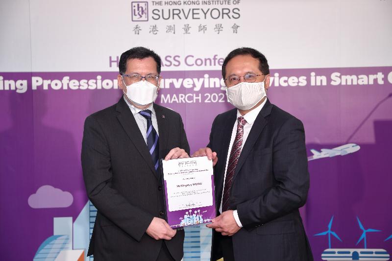 Mr. Kingsley Wong, Assistant Government Chief Information Officer (Industry Development) (right), received certificate of appreciation from Sr. Edwin Tang, President of The Hong Kong Institute of Surveyors (left).