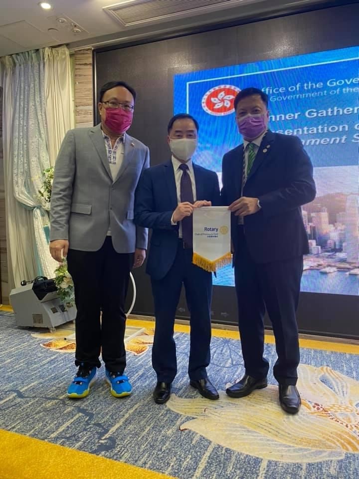 Mr. Tony Wong, Deputy Government Chief Information Officer (centre), in group photo with Mr. Alex Hung, Charter President of the Rotary Club of Peninsula East (left) and Mr. Henry Choi, President of the Rotary Club of Peninsula East (right) at the “Monthly Meeting cum Dinner Gathering of the Rotary Club of Peninsula East”.