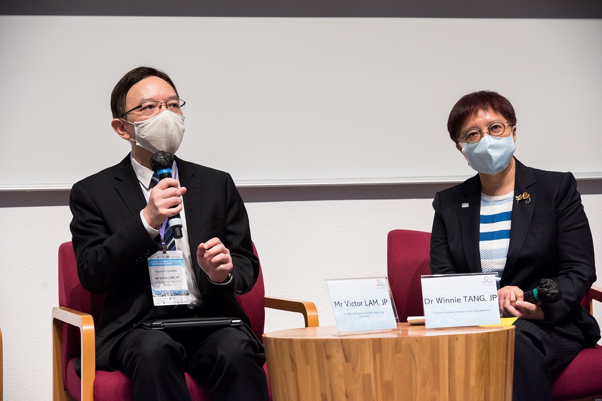 Mr. Victor Lam, Government Chief Information Officer (left); and Dr. Winnie Tang, Founder and Honorary President of Smart City Consortium (right), responded to questions from participants at the “Smart Infrastructure Conference 2021”.