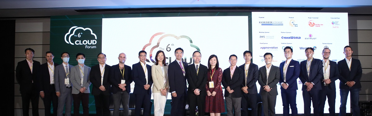 Mr. Victor Lam, Government Chief Information Officer, in group photo with Conference Chairman, representatives of event organiser and producer, speakers, forum moderators and panelists at “The 6th Cloud Forum”.