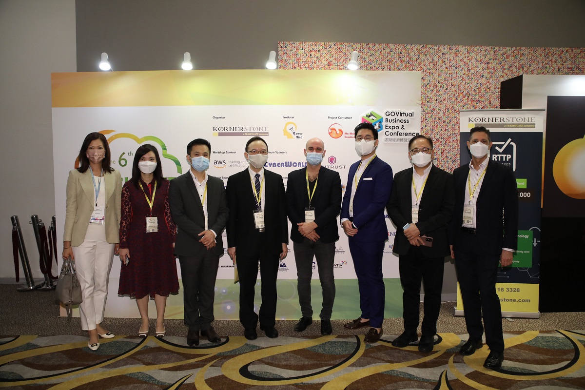 Mr. Victor Lam, Government Chief Information Officer, (4th left)  in group photo with Ms. Culsin Li, Managing Director, Baobab Tree Event (leftmost),  Ms. Catherine Chan, Managing Director, Kornerstone (2nd left), Mr. Joseph Chan, Chief Digitalisation Officer, Hong Kong Monetary Authority (3rd left), Mr. Olivier Klein, Chief Technologist Asia-Pacific, Amazon Web Services (4th right), Mr. Andrew Wong, Managing Director, Asia Pacific, Appnovation (3rd right), Dr. Toa Charm, Chairman, OpenCertHub (2nd right) and Mr. Ian Christofis, Principal Managing Consultant, Entrust (rightmost) at “The 6th Cloud Forum”