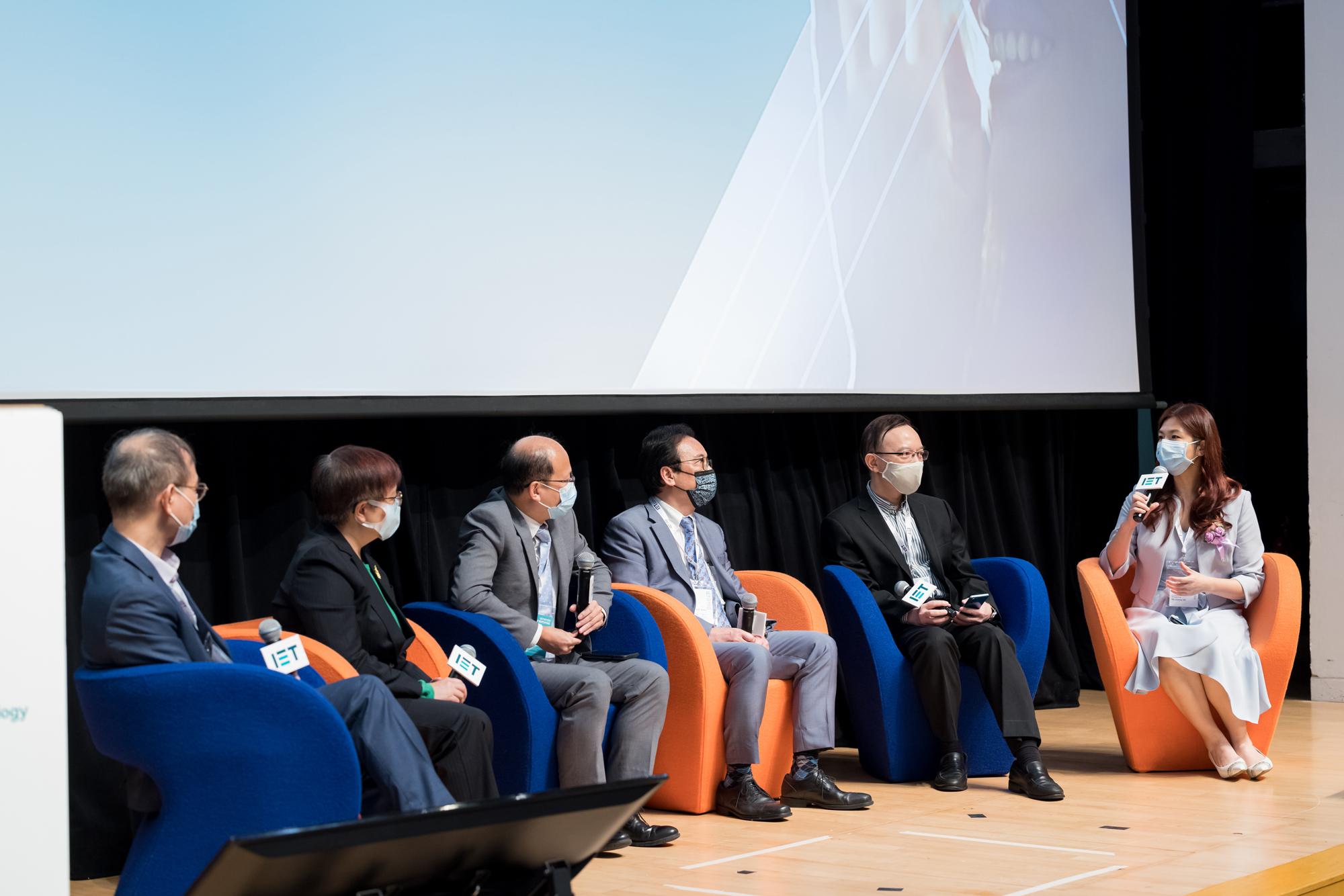 Mr. Victor Lam, Government Chief Information Officer (2nd right), joined the panel discussion at the "IET Engineering Conference – Our World in 2030".
