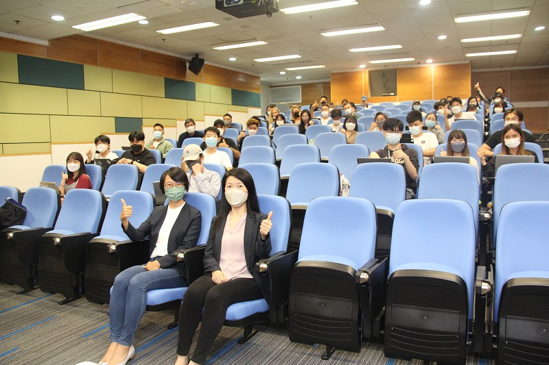 Ms. Cari Wu, Chief Systems Manager (Smart City) (front row, right), in group photo with Dr. Kristen Li, Programme Director of MSc in Data Analytics and Artificial Intelligence, HKBU (front row, left), and the students.