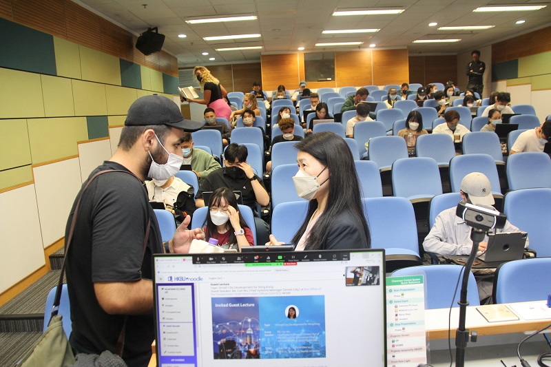 Ms. Cari Wu, Chief Systems Manager (Smart City) (front, right), exchanged views with the student at the guest talk held at HKBU.