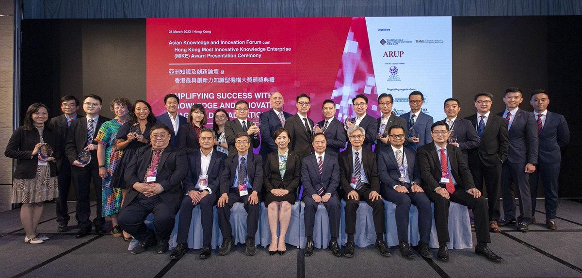 Mr Tony Wong, Acting Government Chief Information Officer (4th right in the first row), in group photo with guests and winners of the Hong Kong MIKE Award.