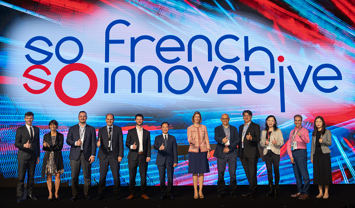 Mr Tony Wong, Acting Government Chief Information Officer (6th left), in group photo with Mrs Christile Drulhe, Consul General of France in Hong Kong and Macau (6th right), Mr Etienne Fayette, Head of Digital, Innovation and Transformation, Dragages Hong Kong (5th left), Mr Christian Venetz, Technical Director, VSL – Intrafor (5th right), Mr Laurent Pelletier, Managing Director, Veolia Hong Kong (4th left), Mr Chris Lee, Project Director, BYME (4th right), Mr Giorgio Fortunato, Asia Cleantech Leader, Schneider Electric (3rd left), Ms Rosana Wong, Executive Director, Yau Lee Holdings Limited (3rd right), Mr David Chquiry, CEO, Green Tech Innovations (2nd right), Ms Kristy Wong, Associate Director, ESG Investment Specialist, Amundi Asset Management (rightmost) and other guests at the “So French So Innovative” Conference.