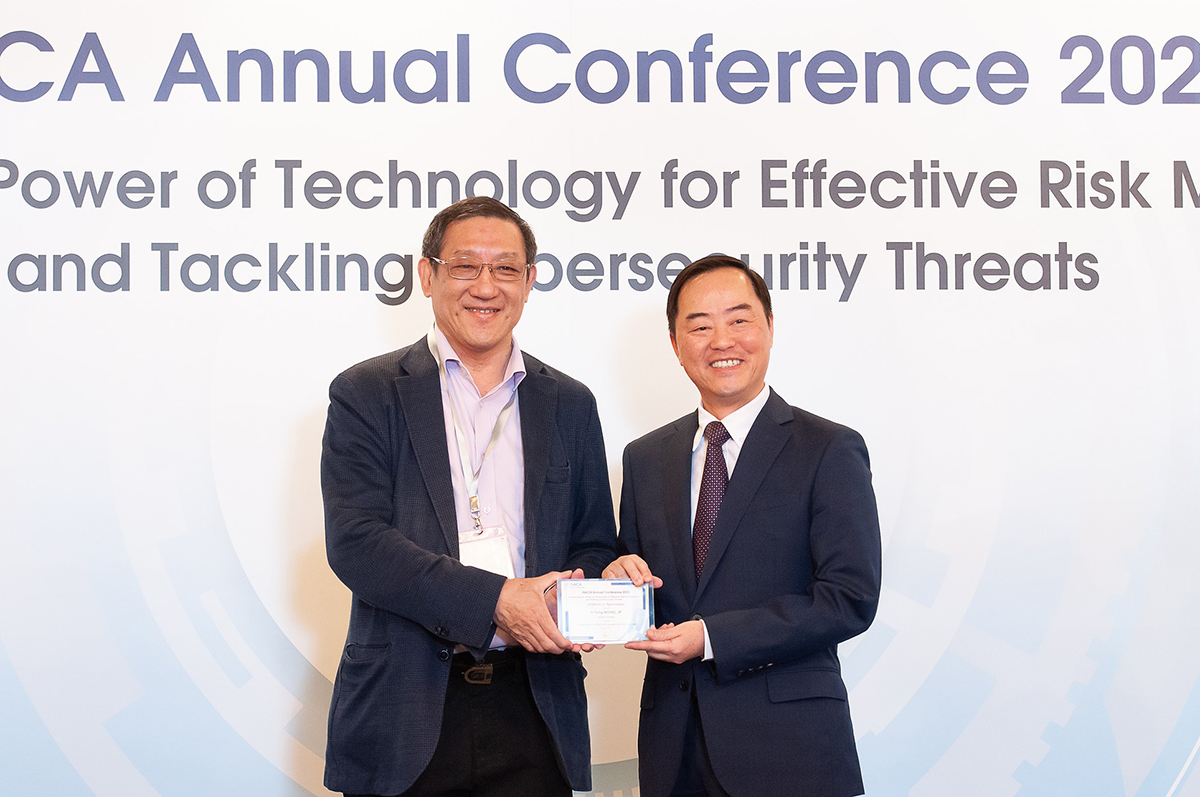 Ir Tony Wong, Government Chief Information Officer (right) and Mr Eugene Ha, President, ISACA China Hong Kong Chapter (left) at the “ISACA China Hong Kong Chapter Annual Conference 2023”.