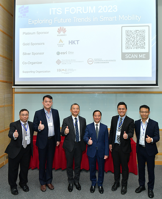 Ir Tony Wong, Government Chief Information Officer (3rd right), joins Ir Charles So, President, Intelligent Transportation Systems Hong Kong (3rd left), and other guests for a group photo at the “Intelligent Transportation Systems Hong Kong – Annual Technical Forum”.